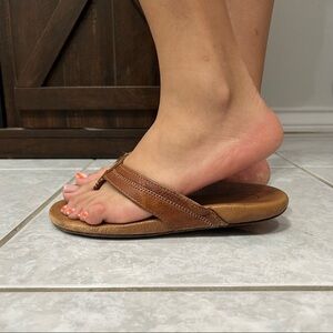 Olukia Brown Hiapo Leather Thong Sandals